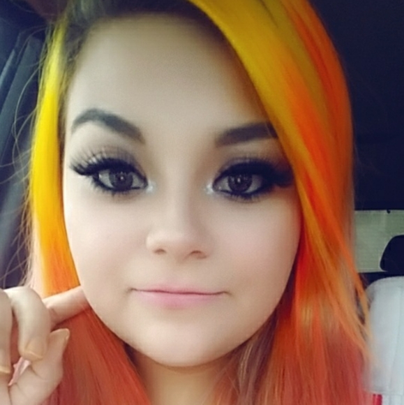 Meet your Posher, Jessica - Picture 1 of 2